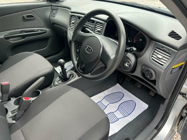 Kia RIO 1.4 Domino Hatchback 139 G Km 9 Black #18