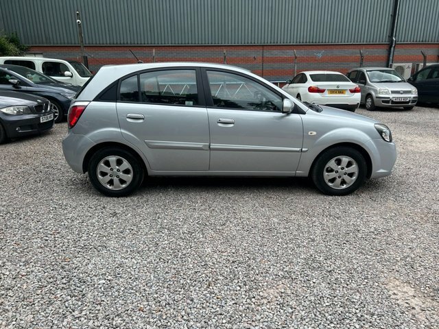 Kia RIO 1.4 Domino Hatchback 139 G Km 9 Black #8