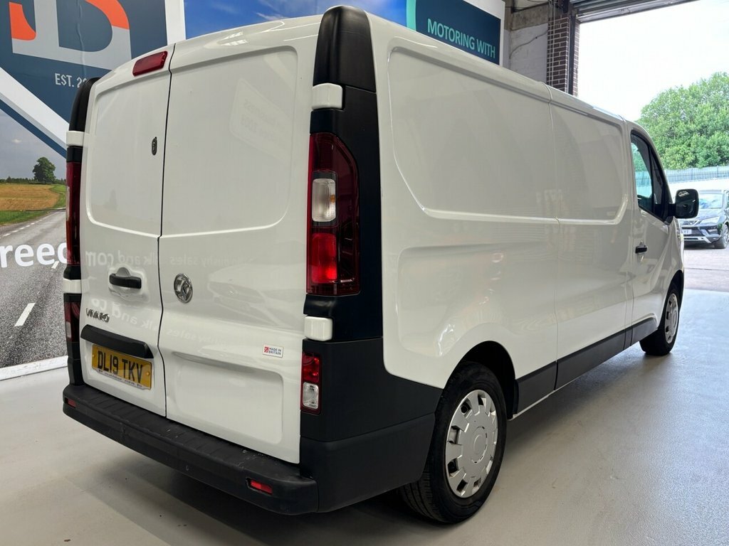 Vauxhall Vivaro Mpv White #5