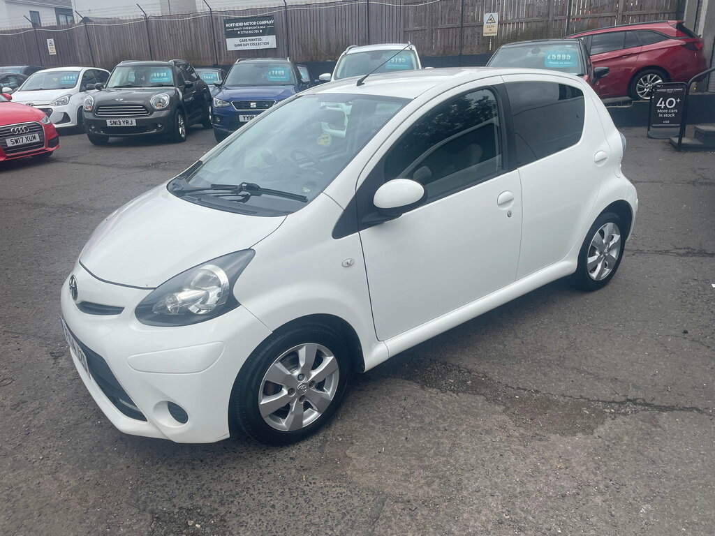 Toyota Aygo 1L X-play White #7