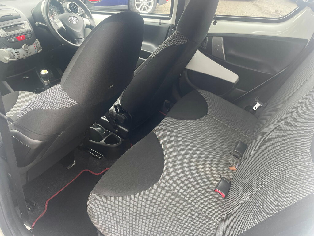 Toyota Aygo 1L X-play White #12