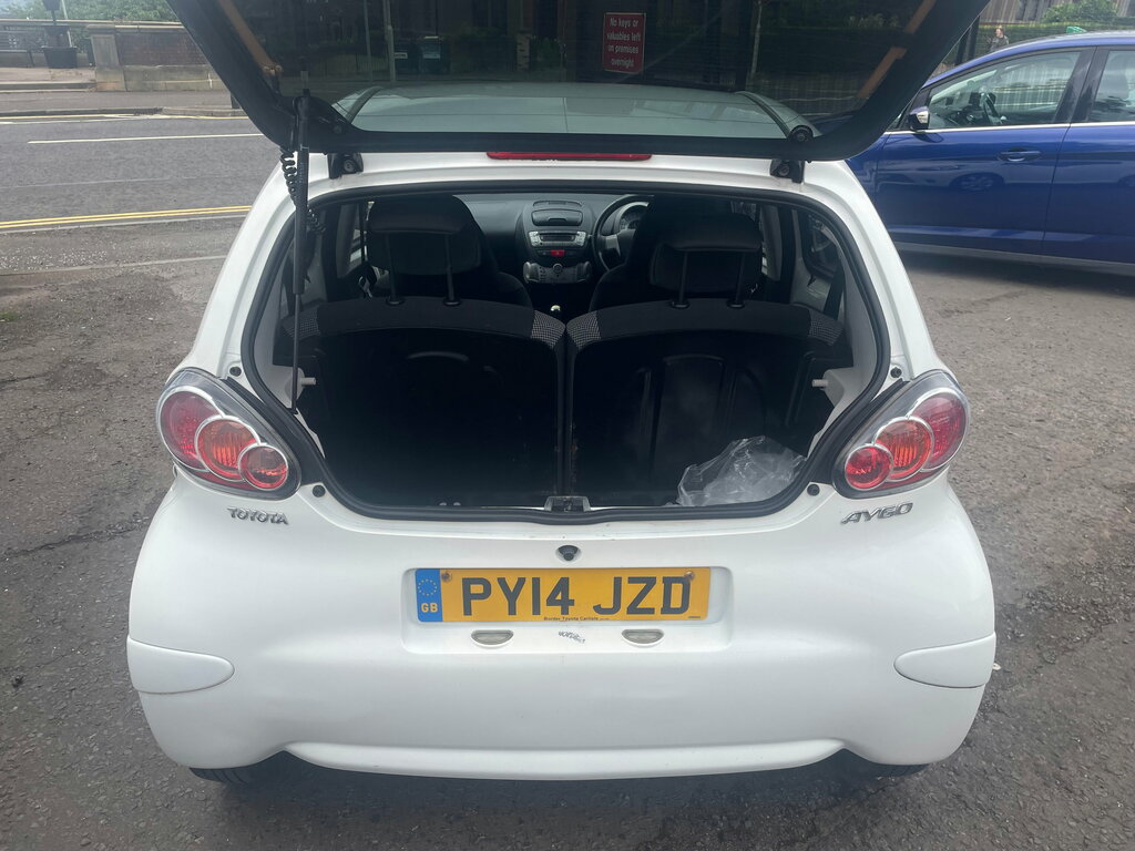 Toyota Aygo 1L X-play White #10