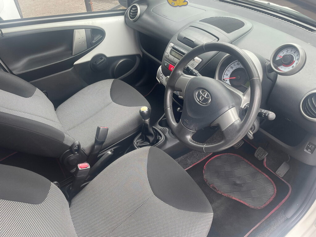Toyota Aygo 1L X-play White #13