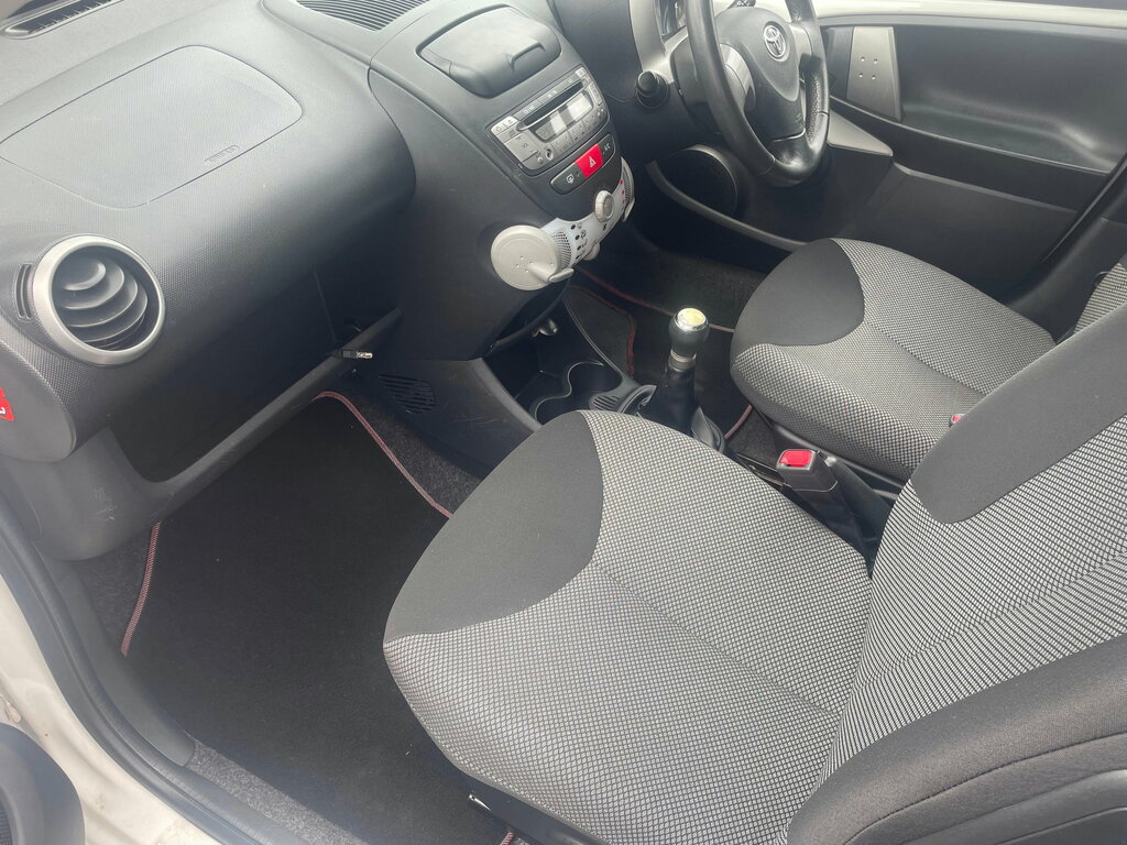 Toyota Aygo 1L X-play White #8