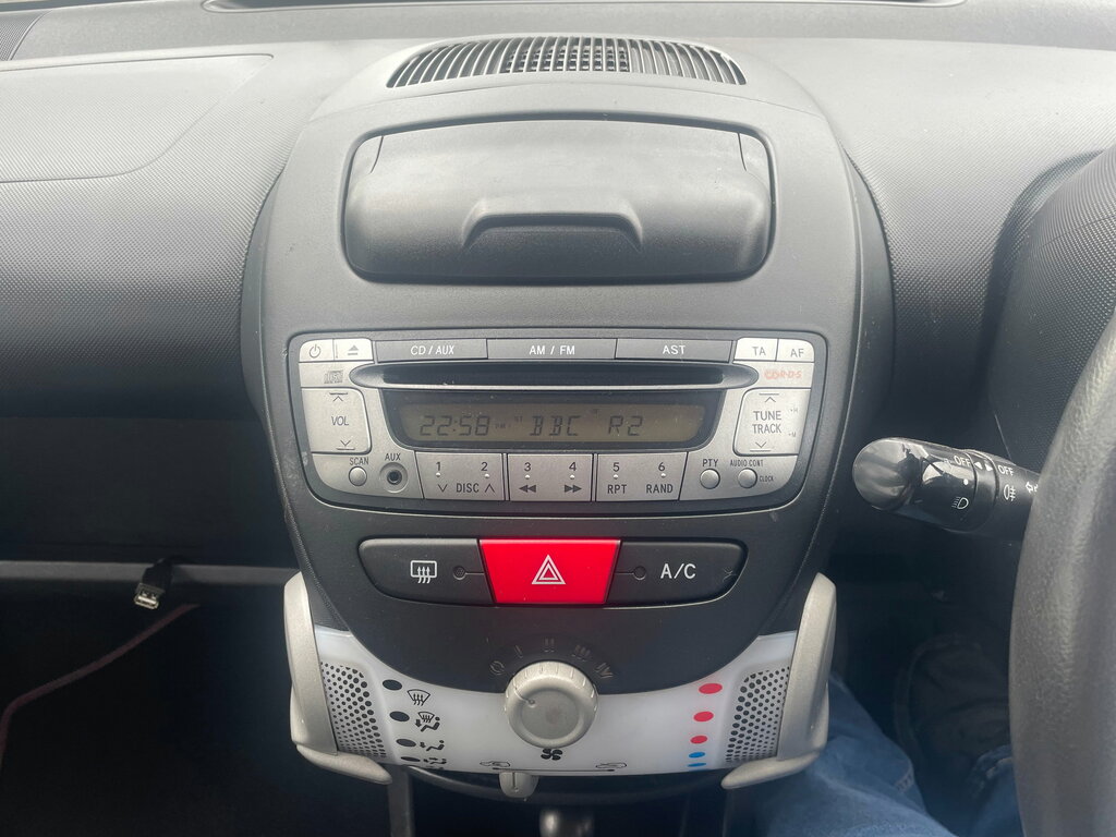Toyota Aygo 1L X-play White #14