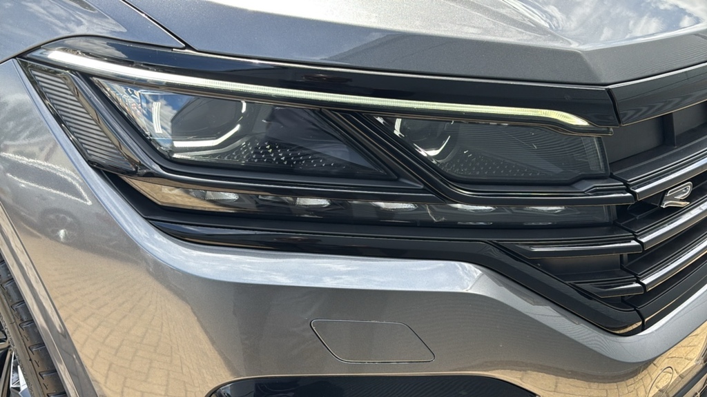 Volkswagen Touareg Black #12