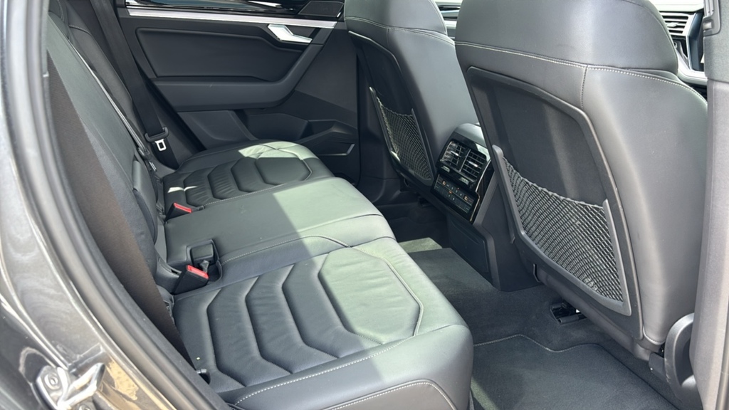 Volkswagen Touareg Black #21