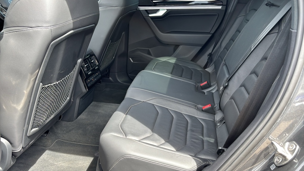 Volkswagen Touareg Black #17