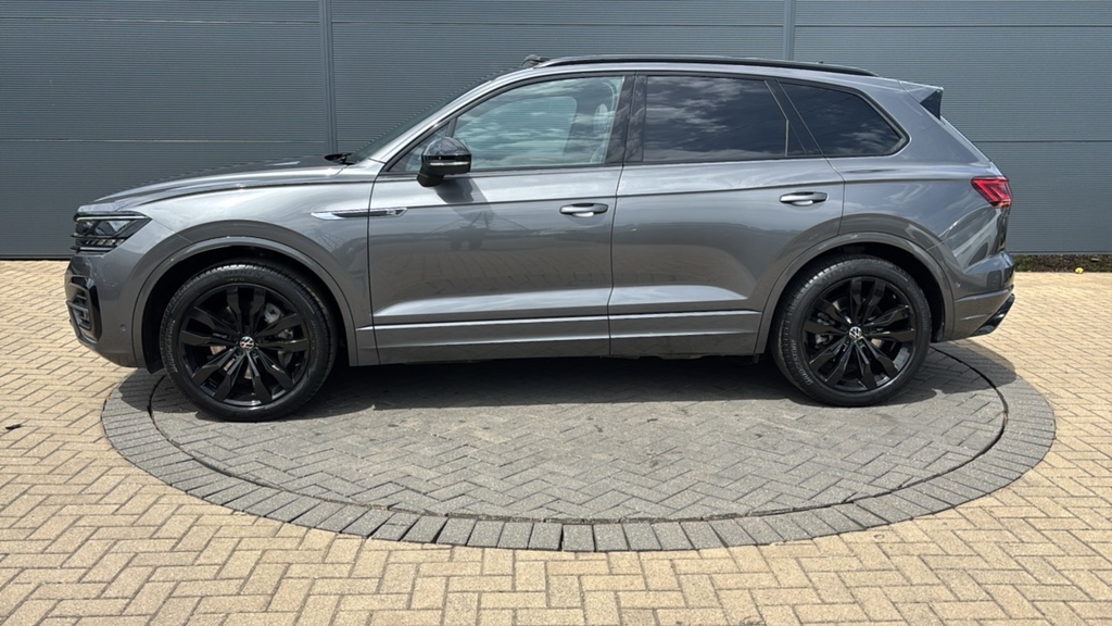Volkswagen Touareg Black #11