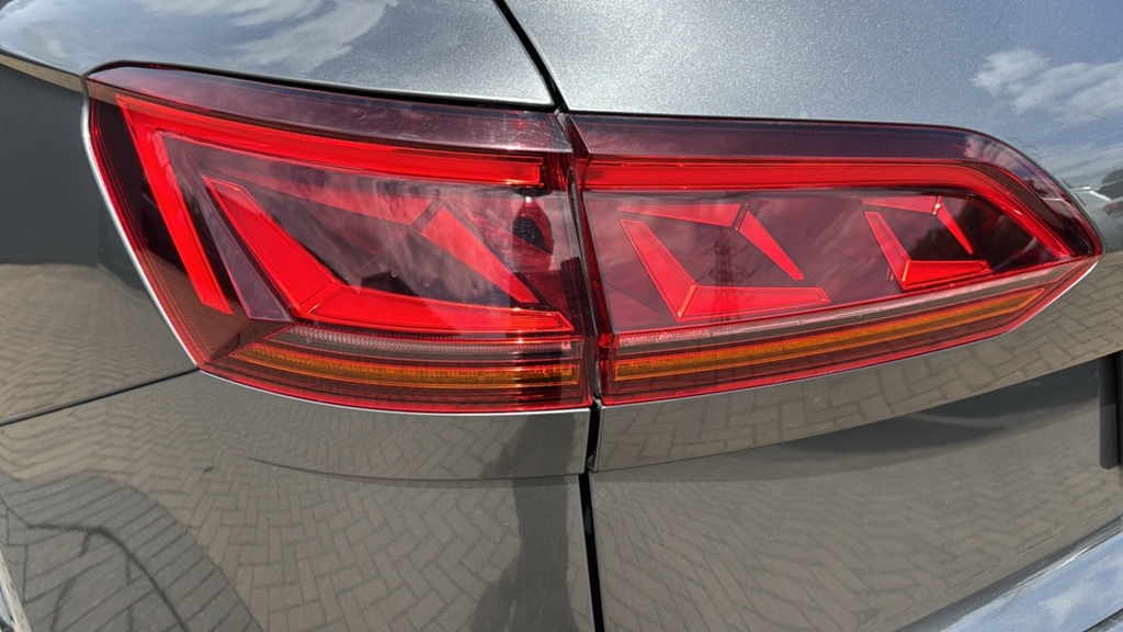 Volkswagen Touareg Black #14