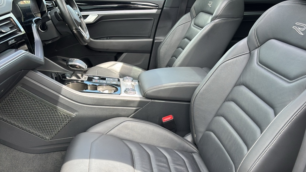 Volkswagen Touareg Black #8