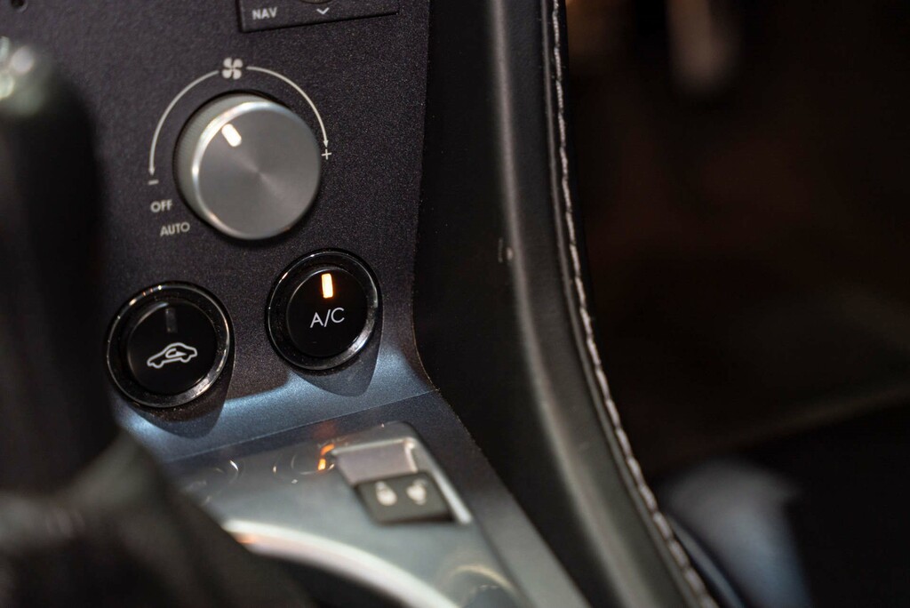 Aston Martin Vantage Coupe 4.3 V86 Speed Paired With That Wonde Silver #27
