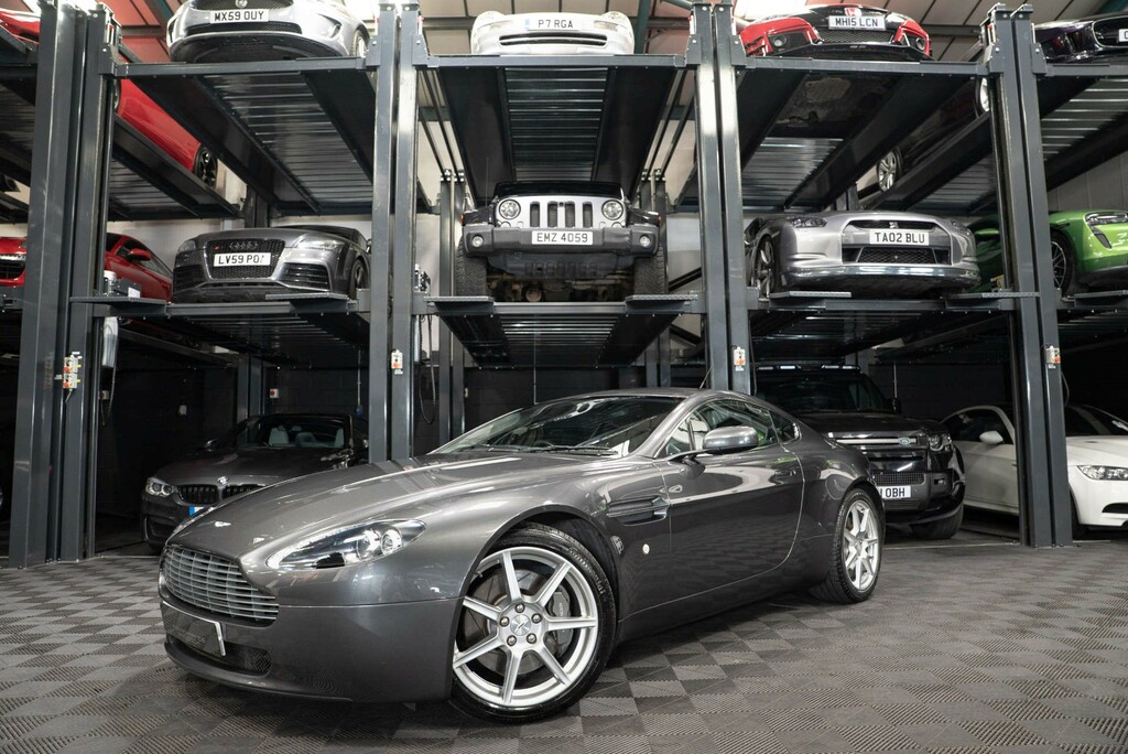 Aston Martin Vantage V8