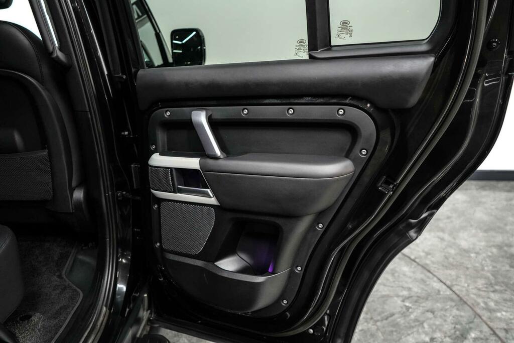 Land Rover Defender 110 3.0 D300 Hard Top Hse Black #24