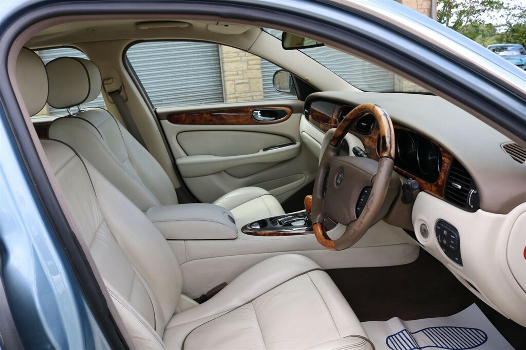 Jaguar XJ 4.2 Xj8 Sovereign Lwb Saloon Blue #16