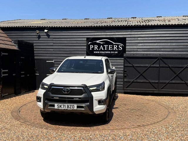 Toyota HILUX D-4d Invincible X Pickup White #4