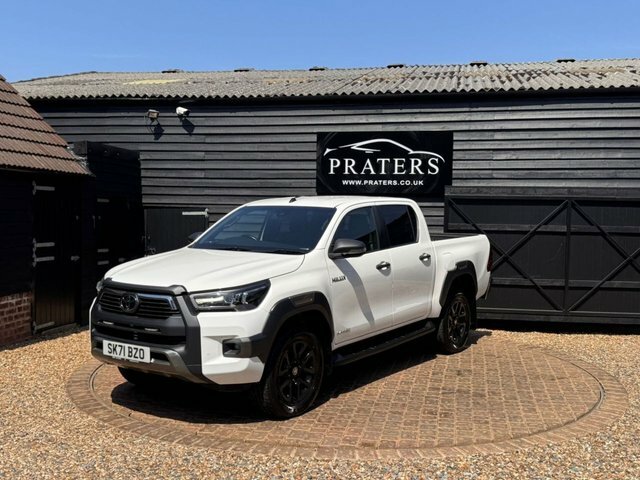 Toyota HILUX D-4d Invincible X Pickup White #2