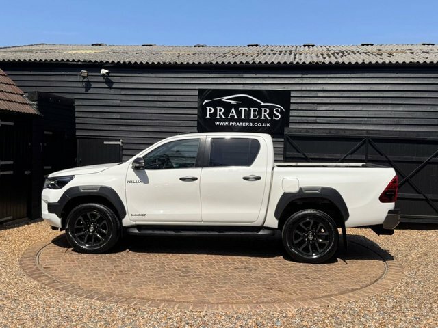Toyota HILUX D-4d Invincible X Pickup White #6