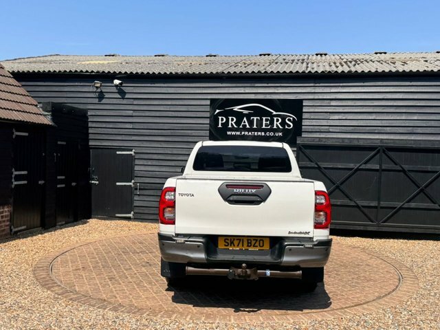 Toyota HILUX D-4d Invincible X Pickup White #3