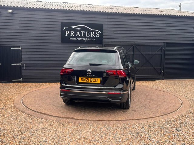 Volkswagen Tiguan Tsi Life Suv Black #3