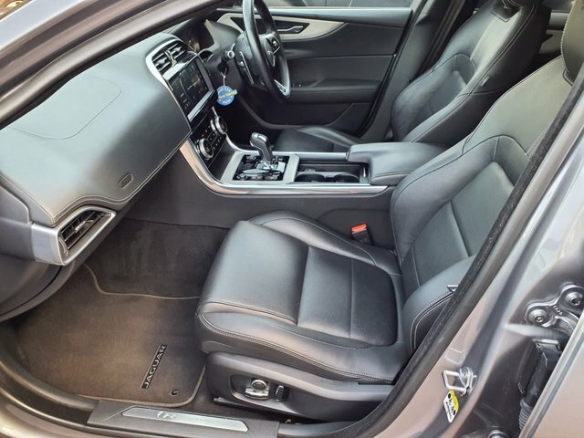 Jaguar XE 2.0 P250i R-dynamic Black Saloon E Black #3