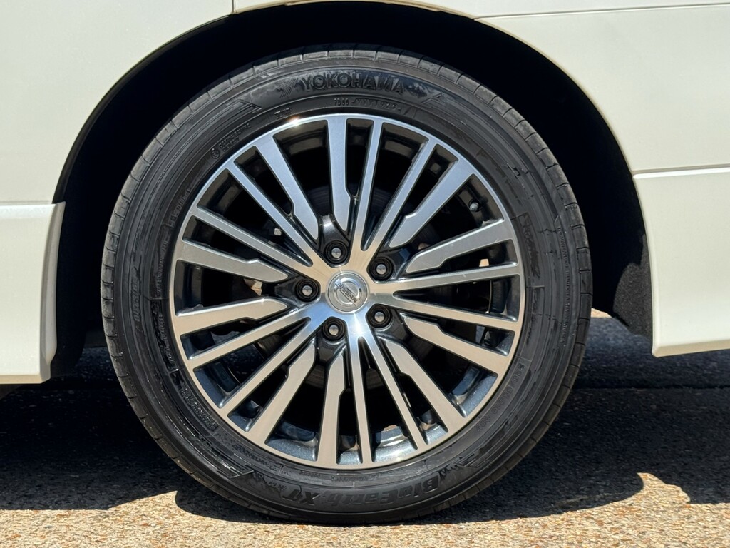 Nissan Elgrand Mpv White #85