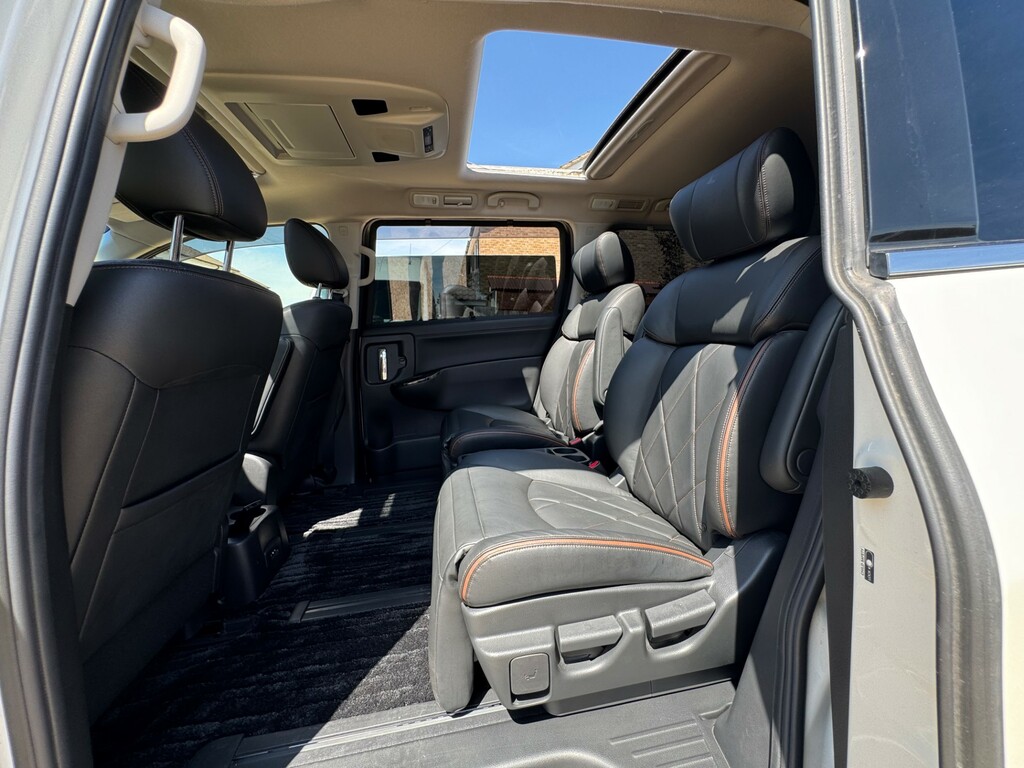 Nissan Elgrand Mpv White #23
