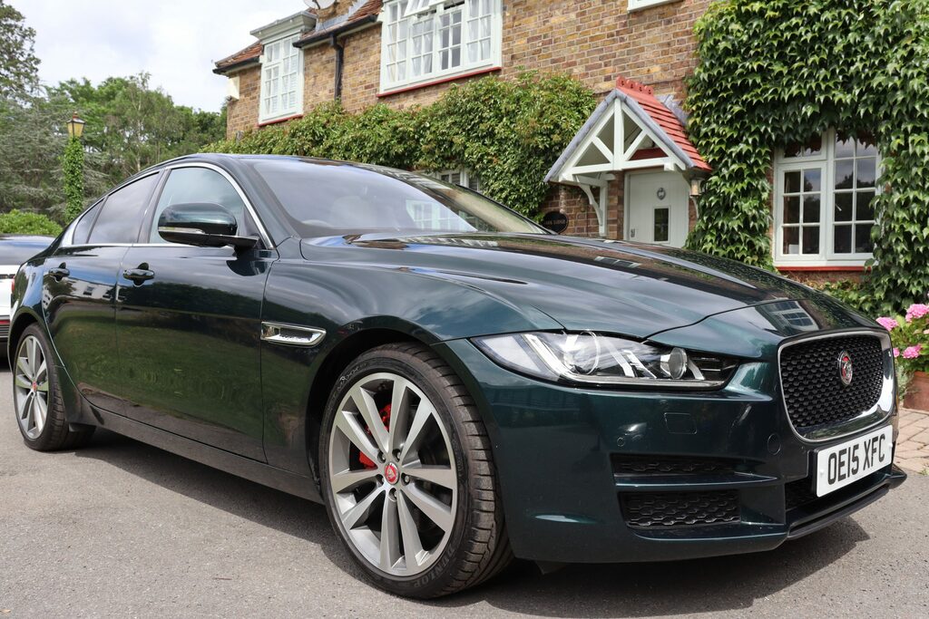 Jaguar XE 2.0I Portfolio Saloon Green
