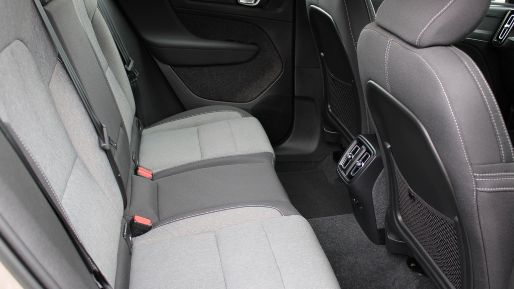 Volvo XC40 B3 P Plus Dark Park Camera, Heated Seats, Apple YJ23ZFX  #6