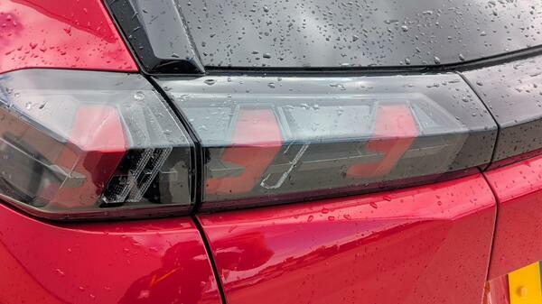 Peugeot 2008 1.2 Puretech Allure Premium Suv Red #5