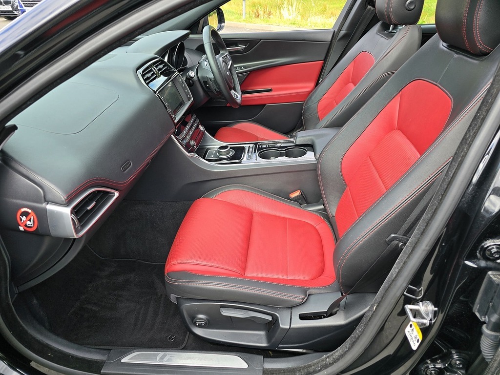 Jaguar XE D R-sport Black #4