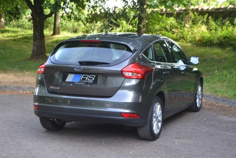 Ford Focus Hatchback Grey #6
