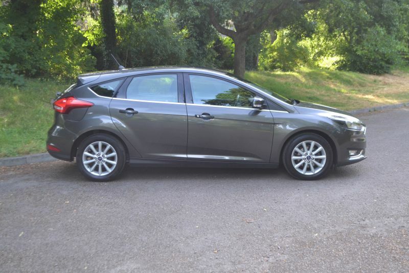 Ford Focus Hatchback Grey #5