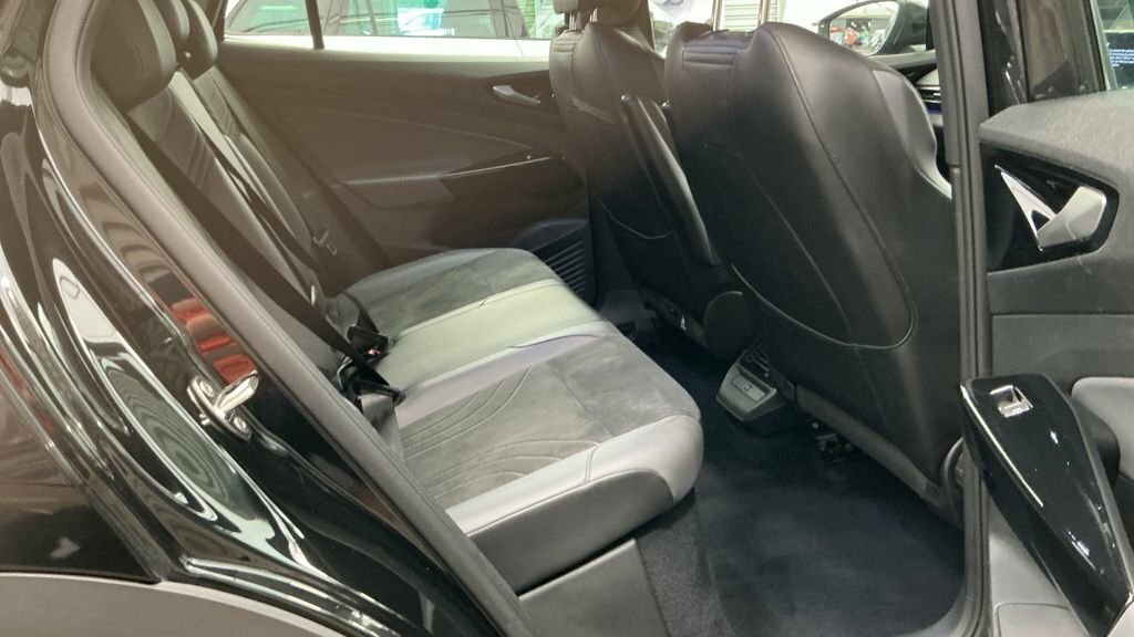 Volkswagen ID.4 Suv Black #2