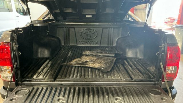 Toyota HILUX Invincible X Dcab Pick Up 2.4 D-4d Silver #8