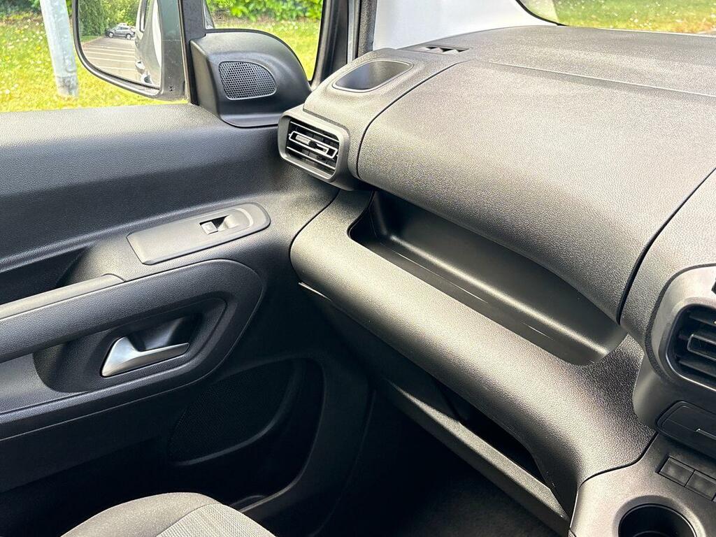 Vauxhall Combo Life 100Kw Design XL 50Kwh 7 Seat Blue #26