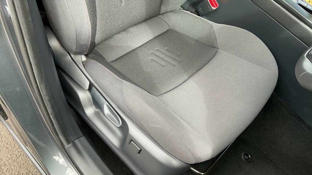 Toyota C-Hr Excel 2.0 Fwd Plug-in Jbl Tech White #34