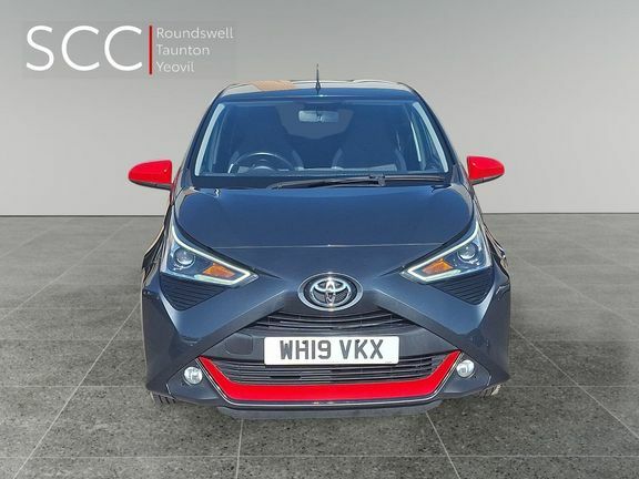 Toyota Aygo X X-trend Red #8