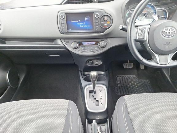 Toyota Yaris 1.5 Hybrid Design Cvt Red #8