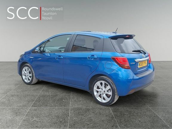 Toyota Yaris 1.5 Hybrid Design Cvt Red #2