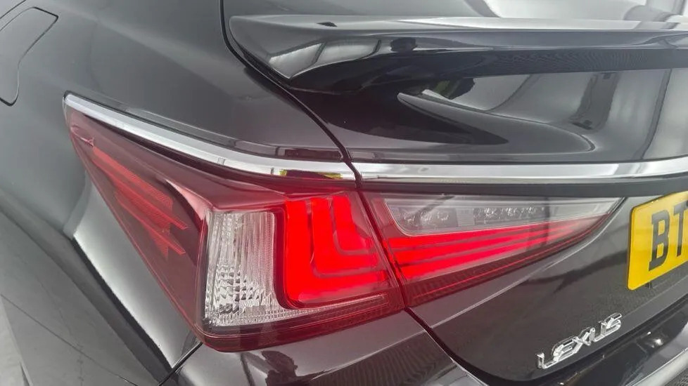 Lexus ES 300H 2.5 Takumi Cvt Saloon Red #24