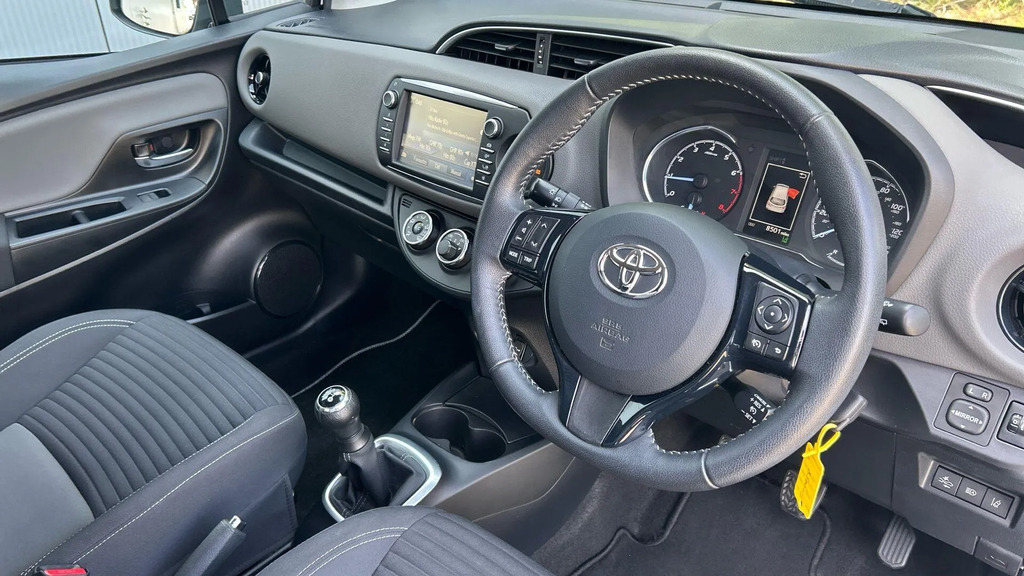 Toyota Yaris Icon Vvt-i Black #10