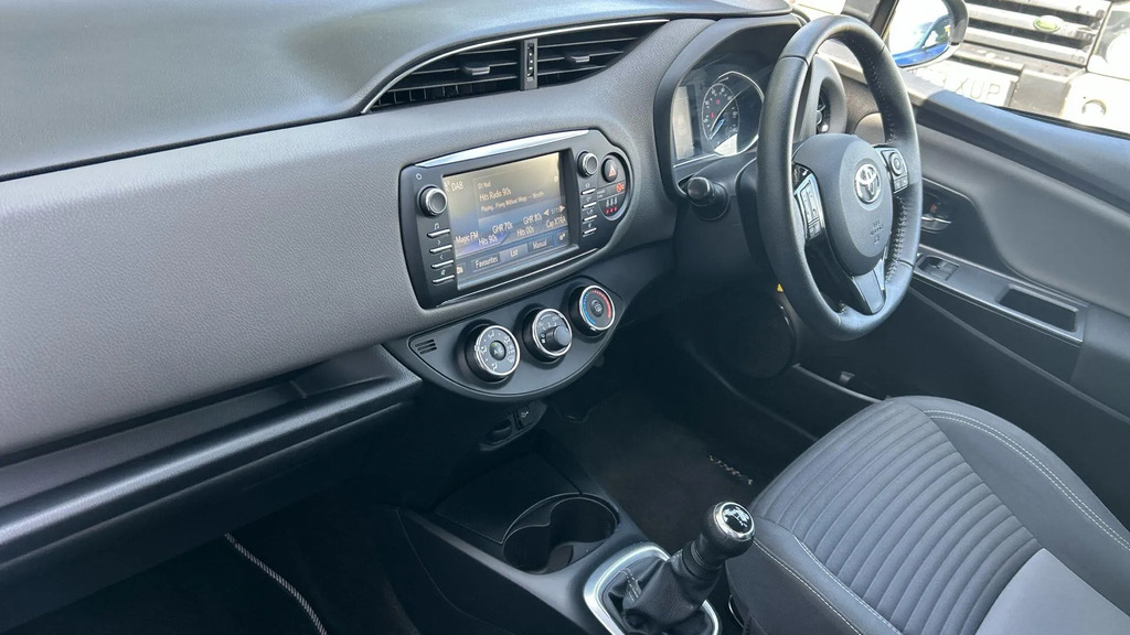 Toyota Yaris Icon Vvt-i Black #36
