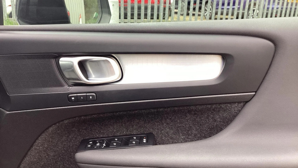 Volvo XC40 2.0 B3p Plus Dark #6