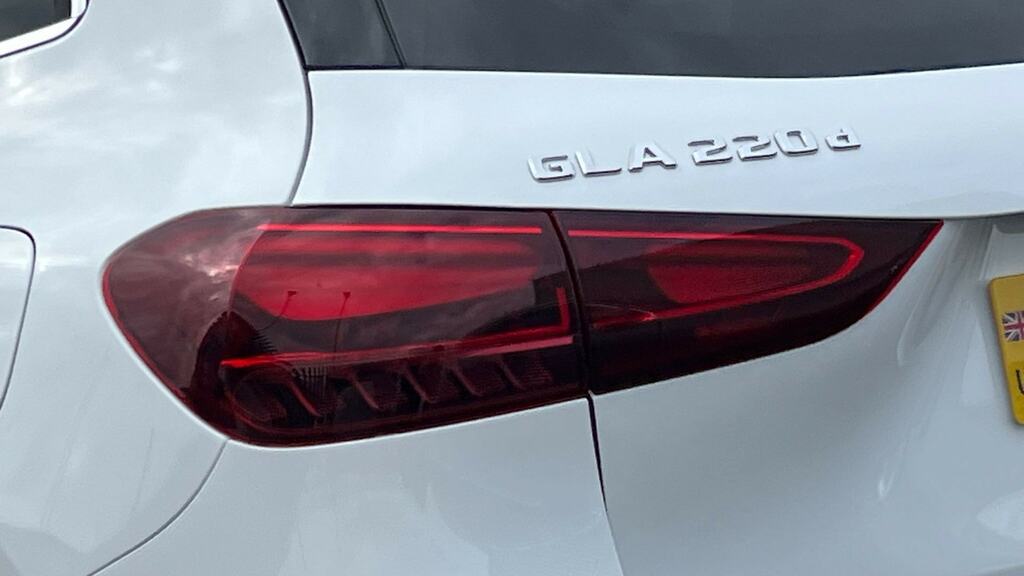 Mercedes-Benz GLA Class 1.3 Gla200h Mhev Amg Line Executive Suv Petr White #19