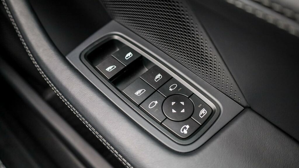 Porsche Taycan 320Kw 105Kwh Rwd NX26JVU Blue #24