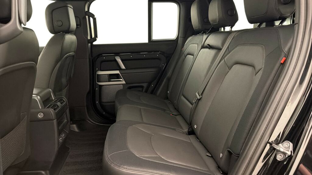 Land Rover Defender 110 3.0 D300 X-dynamic Hse 110 Black #4