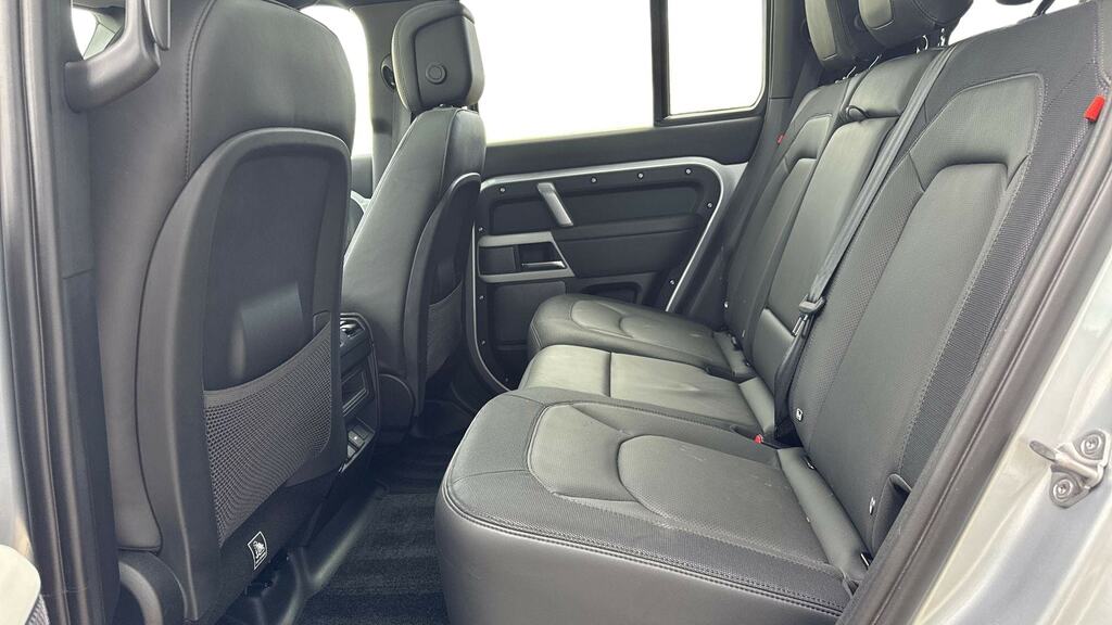 Land Rover Defender 110 3.0 D250 X-dynamic Hse 110 Silver #4