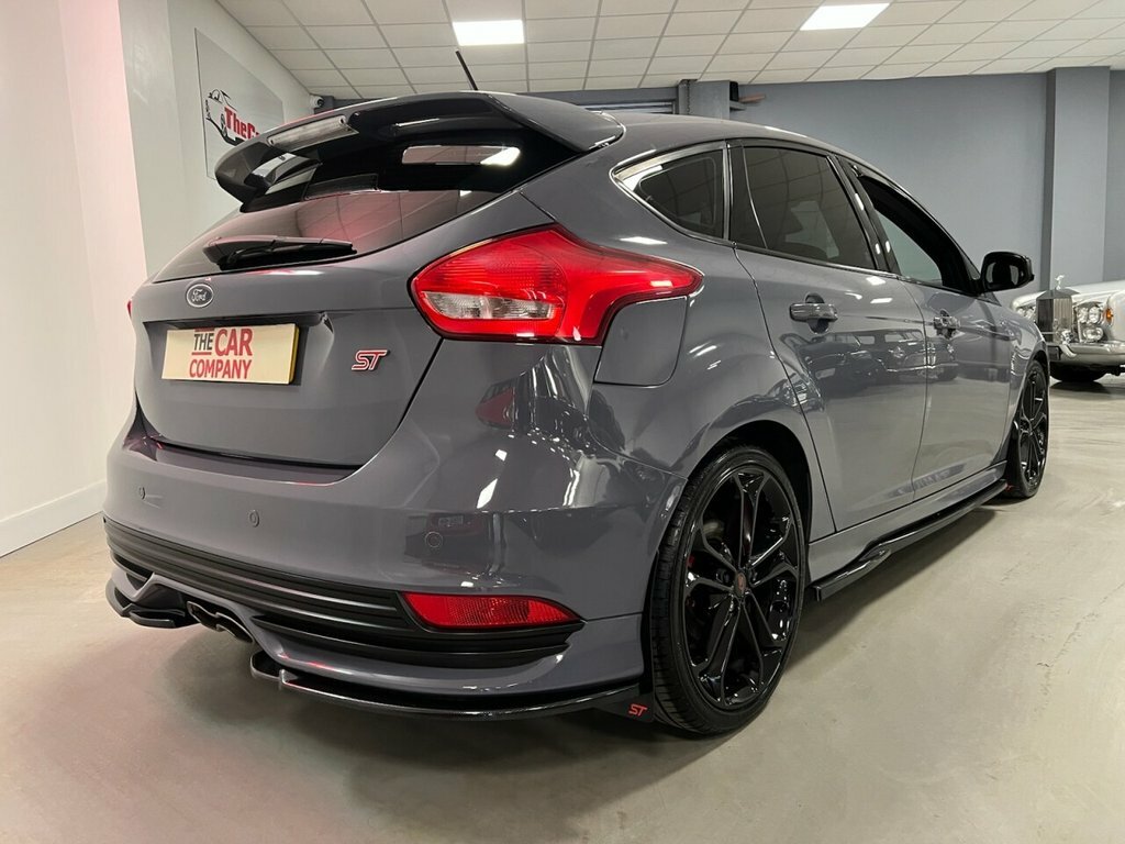 Ford Focus Hatchback MM17KDZ Grey #4