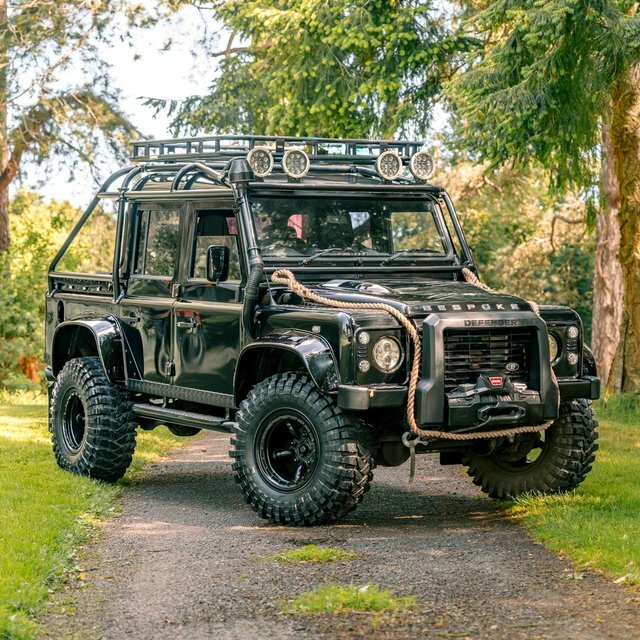 Land Rover Defender 110 2.4 Tdci Pickup Double Cab 4Wd M Black